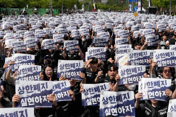 Samsung workers rally in South Korea, demanding higher pay and threatening to strike
