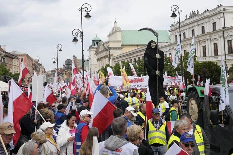 Polish farmers march in Warsaw against EU climate policies the country's pro-EU leader