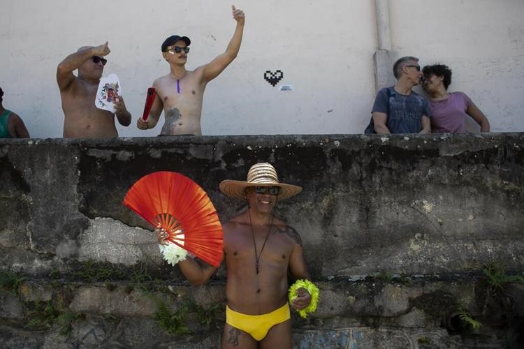 Never mind the mess, Carnival kicks off in Rio de Janeiro with coronation of King Momo