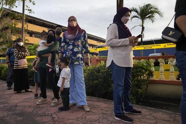 Malaysians vote in elections as old party, reformers clash