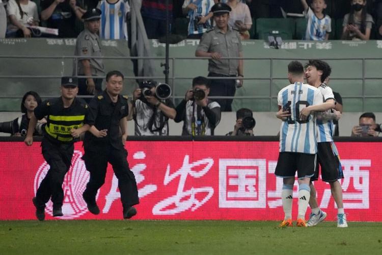 Lionel Messi Scores Gets Hugged By A Fan During Argentinas 2 0 Win Over Australia World News 