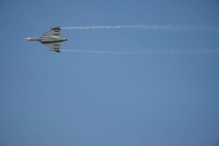 Indian combat aircraft crashes during a demonstration at Dubai Air Show, killing the pilot