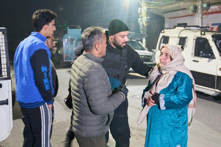 At least 9 killed and 32 injured in an explosion at Kashmir police station