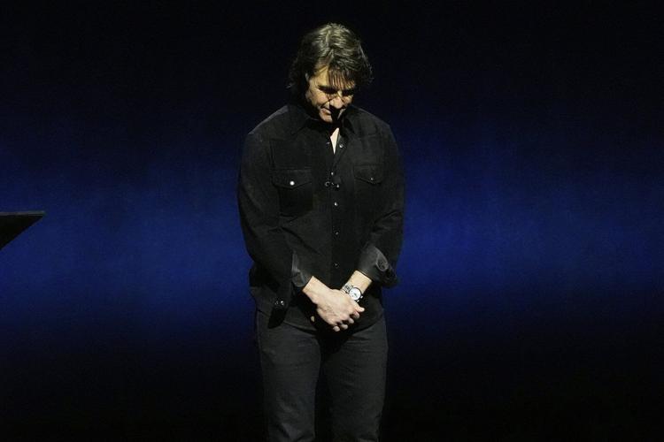 Tom Cruise opens CinemaCon speech with moment of silence for Val Kilmer