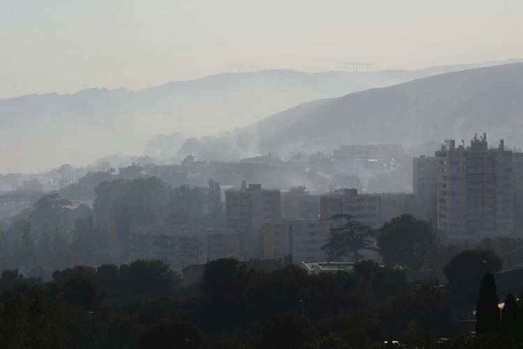 A wildfire that reached Marseille is pushed back but not extinguished