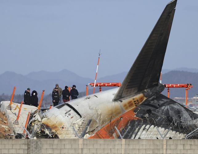 Des enquêteurs de Boeing analysent le lieu de l'écrasement d'avion en Corée du Sud