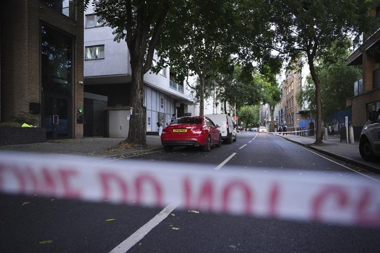 London stabbings leave 2 dead, 2 hospitalized, including suspect