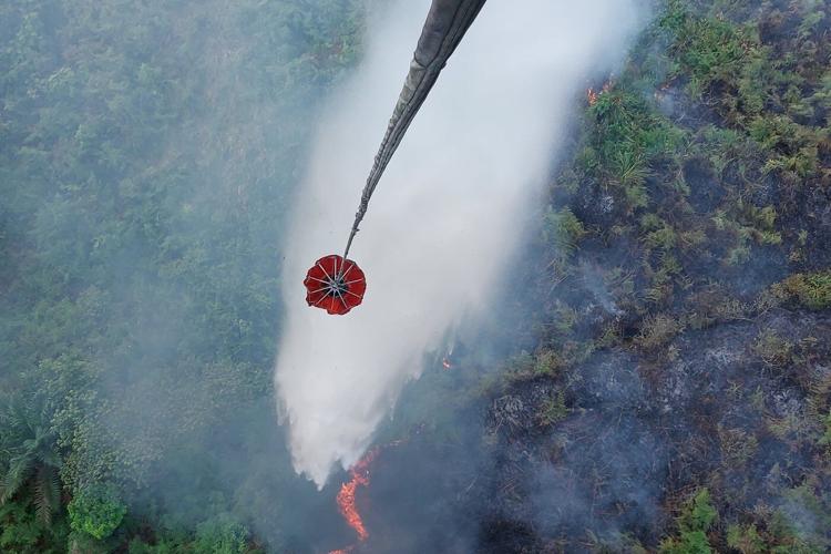 Indonesians brave choking smoke to pray for rain as country battles wildfires
