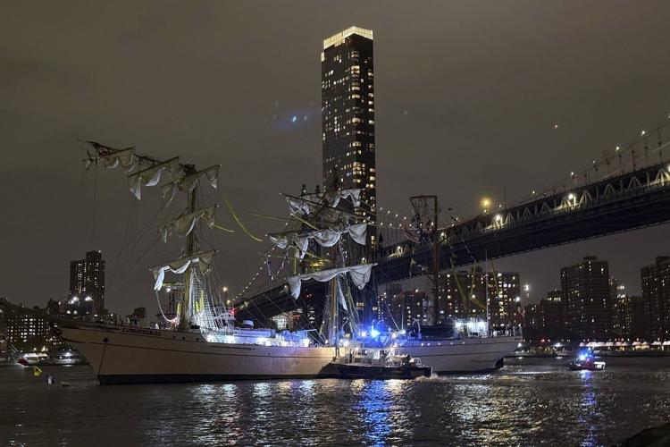 Mexican navy training vessel hits New York's Brooklyn Bridge. Some injuries reported
