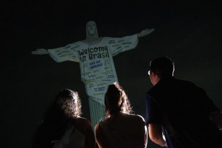 Taylor Swift fan dies at Rio concert as fans complain about high temperatures and lack of water