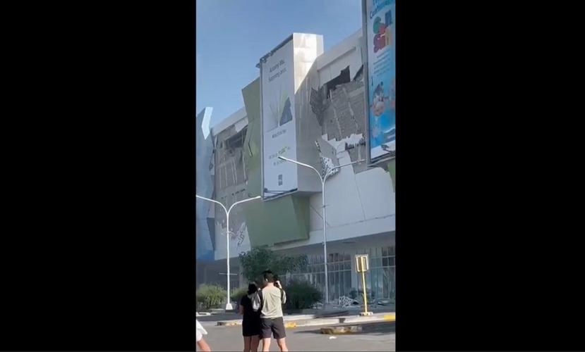 A 7.8 magnitude earthquake rocks the southern Philippines, causing some damage and 1-meter tsunami