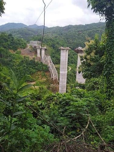 Construction platform at railroad bridge being built in India collapses, killing at least 26 workers