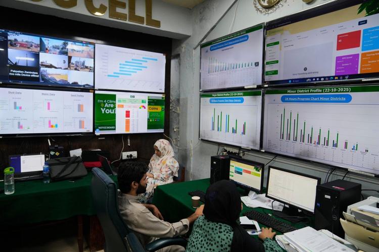 Pakistan uses anti-smog guns to fight air pollution in its cultural capital