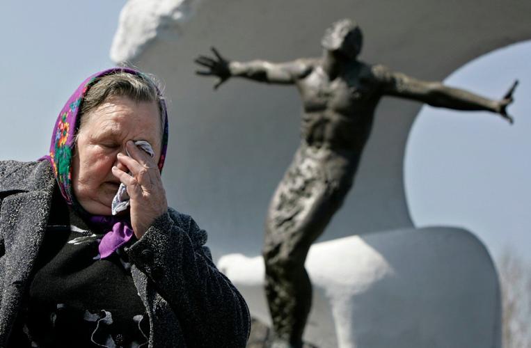 AP Was There: Early Chernobyl victims buried in Moscow cemetery