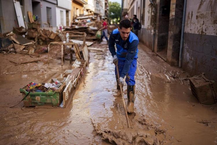 'It is all in ruins.' The shattered lives of Paiporta at the epicenter of Spain's floods
