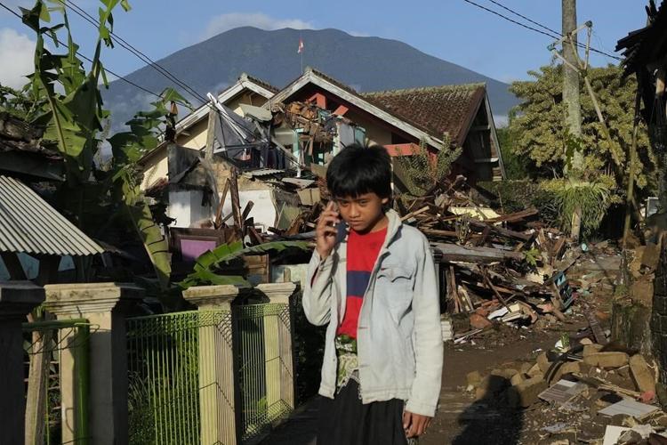 Indonesian rescuers focus on landslide as quake toll rises