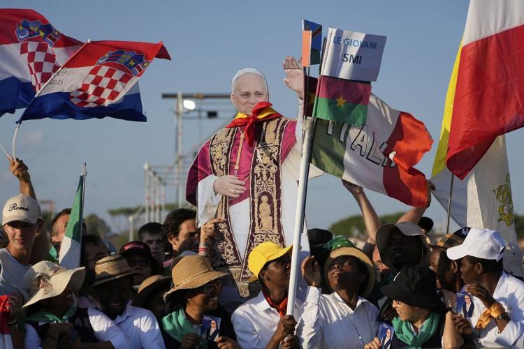 Pope thrills hundreds of thousands of young Catholics at Holy Year youth festival
