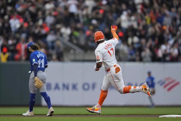 Giants rally in ninth to beat Blue Jays 4-3 in wild finish