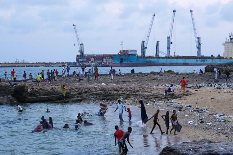 European Union vessel reaches ship raided by pirates off Somalia; all 24 crew on board safe