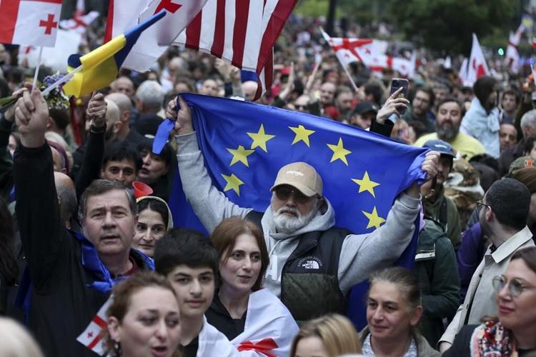 Georgian PM, president criticize each other over media freedom law on Independence Day