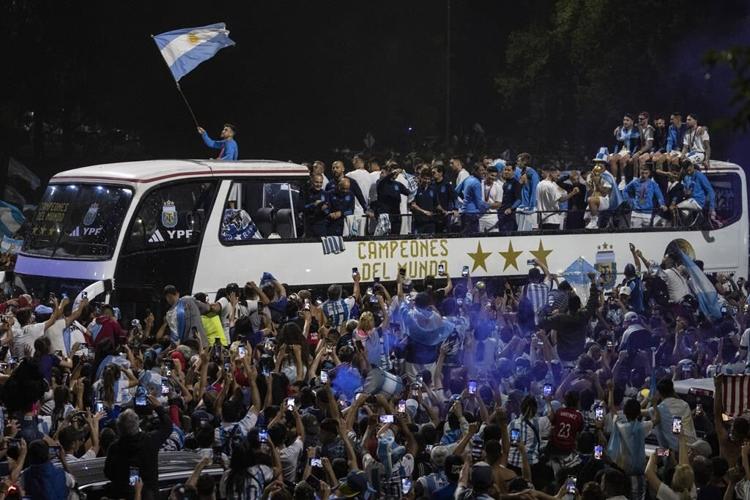 Argentina soccer team abandons parade amid swarms of people