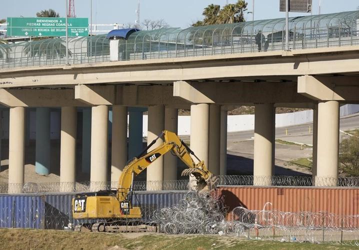 GOP governors back at Texas border to keep pressure on Biden over migrant crossings