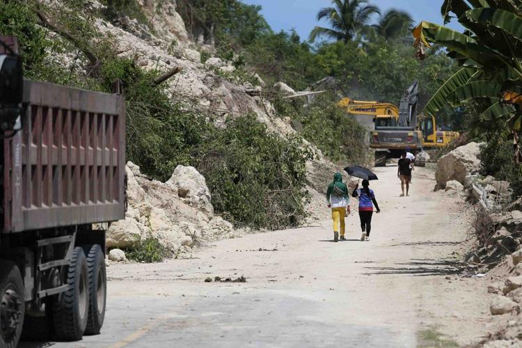 Aftershocks complicate Philippine recovery from quake that killed 45 and displaced thousands