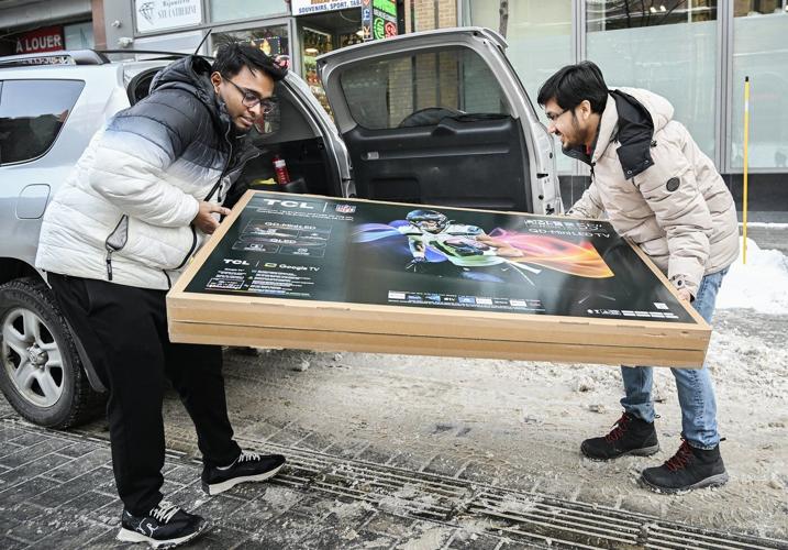 Boxing Day draws shoppers despite poor weather in Toronto, much of Ontario