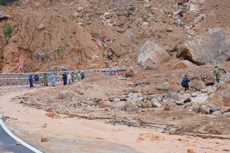 Landslide strikes bus on mountain pass in Vietnam, killing 6, as heavy rain persists