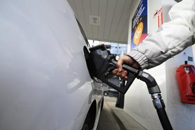 Tariffs on ɫֱ crude to drive up pump prices in U.S., analyst says