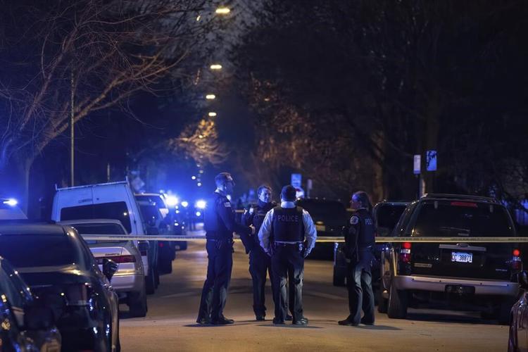 Chicago police officer dies, suspect wounded in shootout