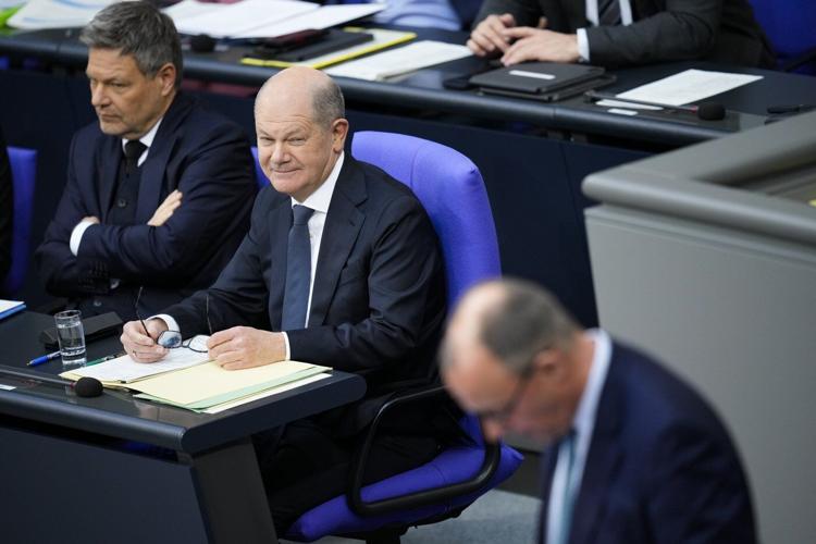 Scholz clashes with Merz over German economy and migration at last parliament meeting before poll