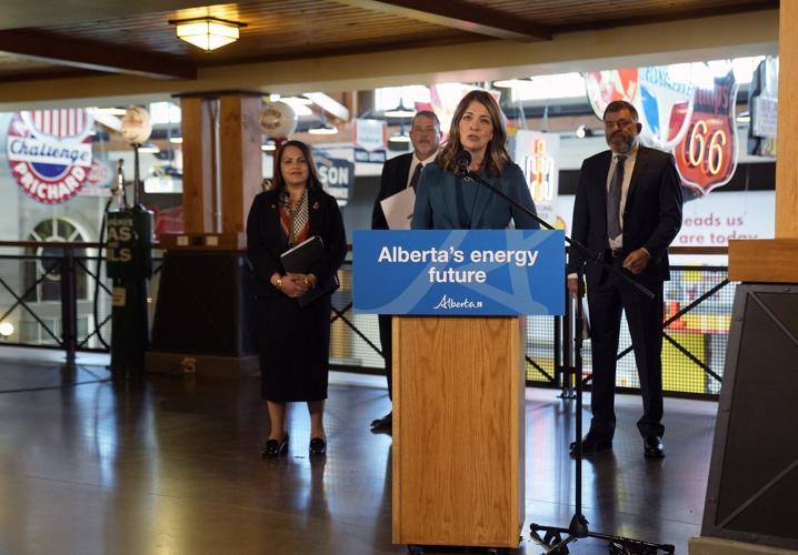 Alberta re-enters pipeline arena, plans to propose new oil pipeline to B.C. coast