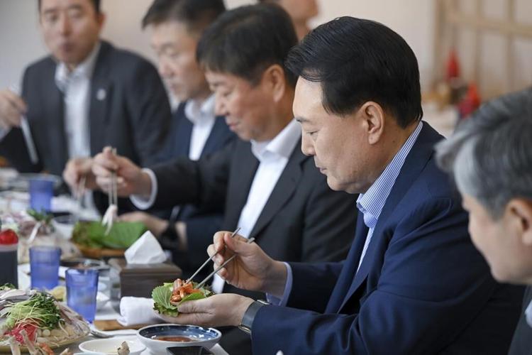 U.S. envoy visits Fukushima to eat fish, criticize China's seafood ban over wastewater release