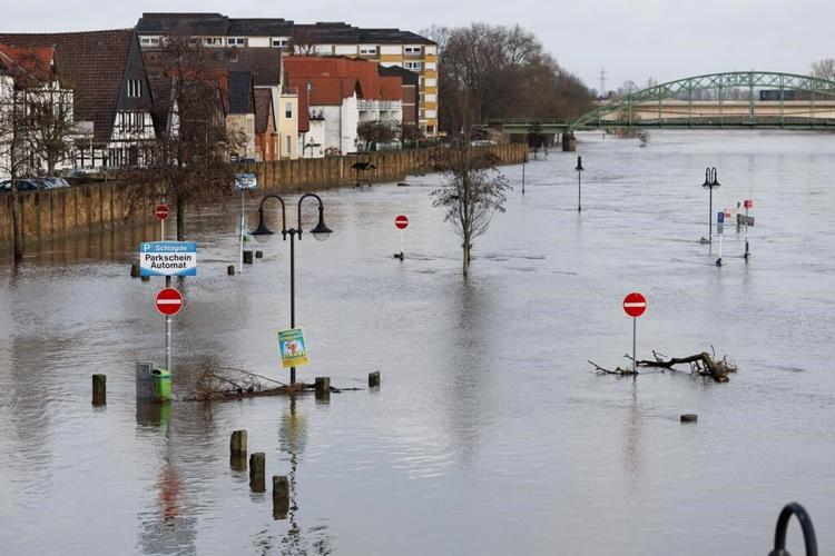 German chancellor tours flooded regions in the northwest, praises authorities and volunteers