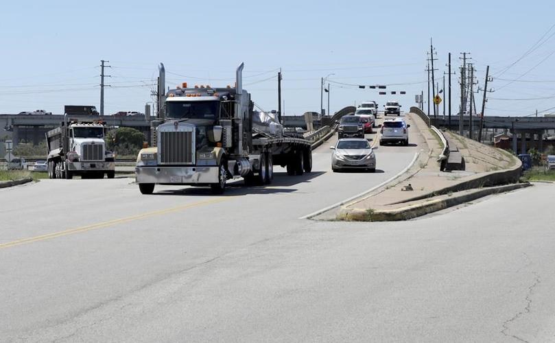 Boat strike causes oil spill, partial collapse of bridge between Galveston and Pelican Island, Texas