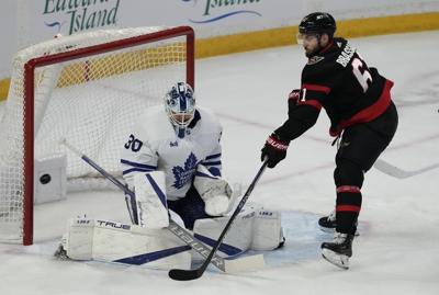 Maple Leafs fend off Senators late rally to win 5-4 in shootout