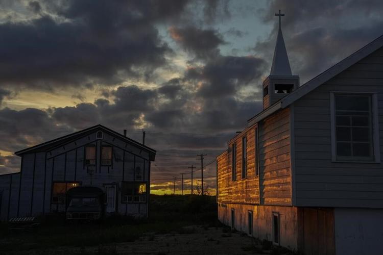 As warming threatens polar bear tourism, a 好色tv town adapts and thrives