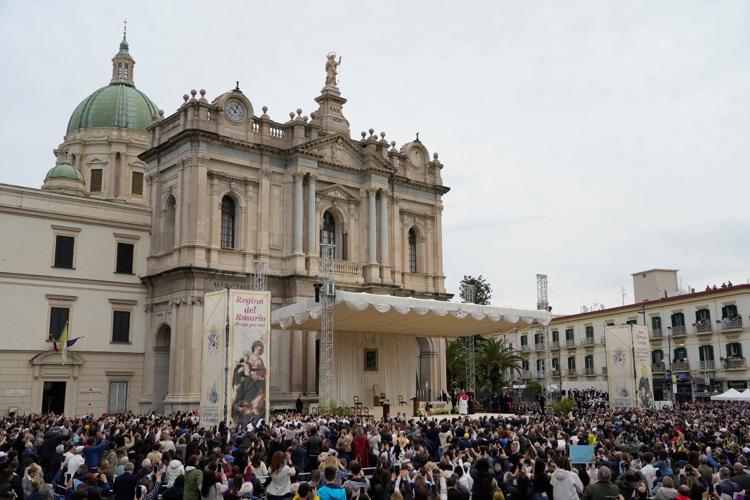Pope prays for end to 'fratricidal hatred' as he celebrates anniversary with visit to Pompeii