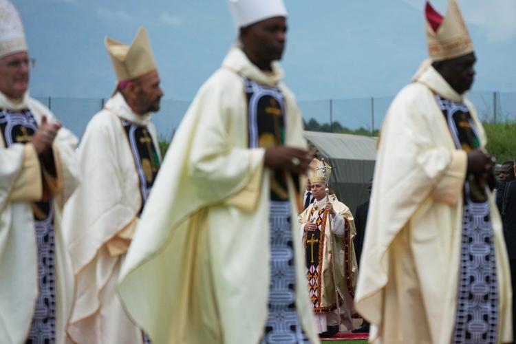 Pope urges young people to resist temptation of corruption in big Mass in Cameroon