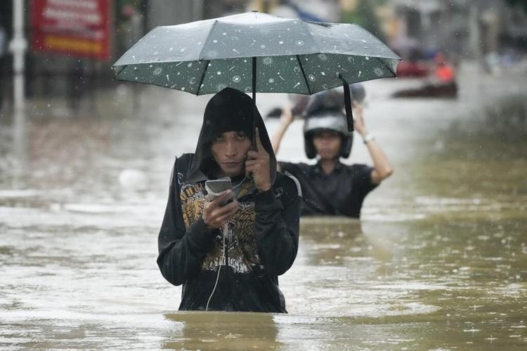 Storm sets off floods and landslides in Philippines, leaving at least 14 dead