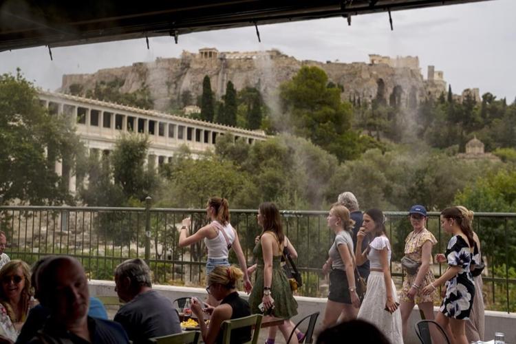 Heat forces Greek authorities to shut down Acropolis during afternoon hours for a second day