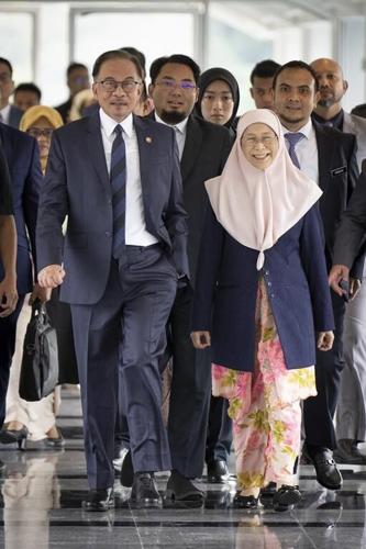 Malaysian Prime Minister Anwar sails through confidence vote