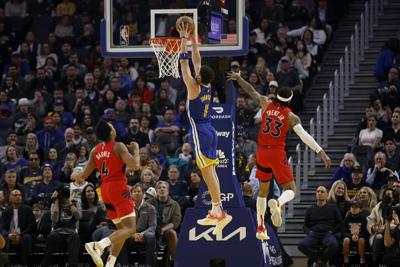 Curry's 35 points send Warriors past Raptors, 129-117