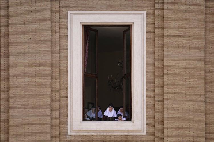 PHOTO COLLECTION: Vatican Pope Funeral Mourners