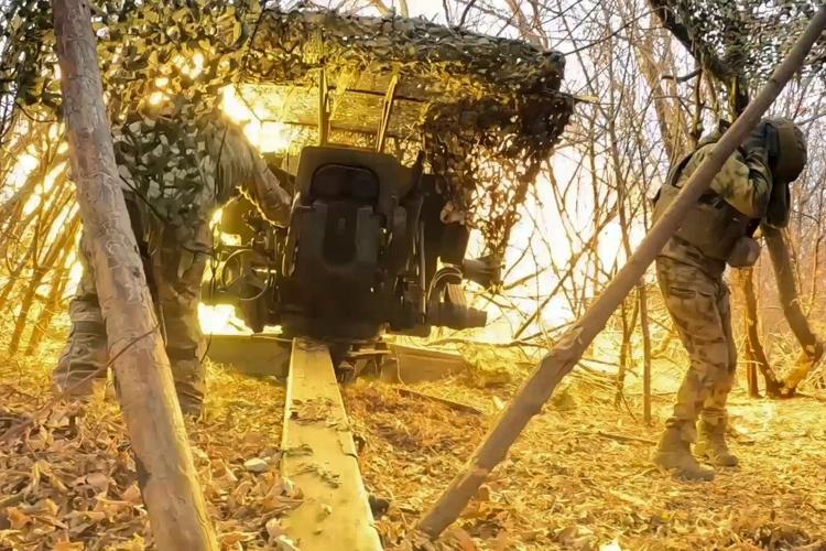 Russian forces edge closer to a key eastern Ukraine city in intense fighting, officials say