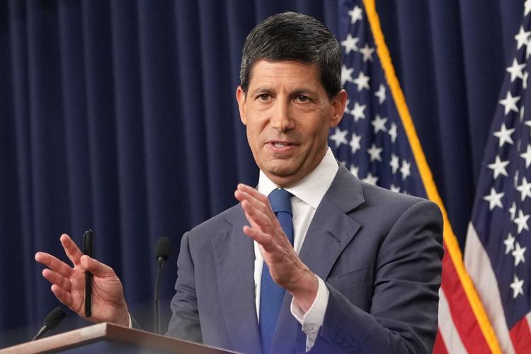 Fed leaves interest rate unchanged but with 3 dissents as Warsh praises 'good family fight'