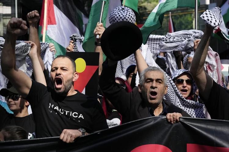 Pro-Palestinian and pro-Israeli crowds rally across the world on the eve of Oct. 7 anniversary