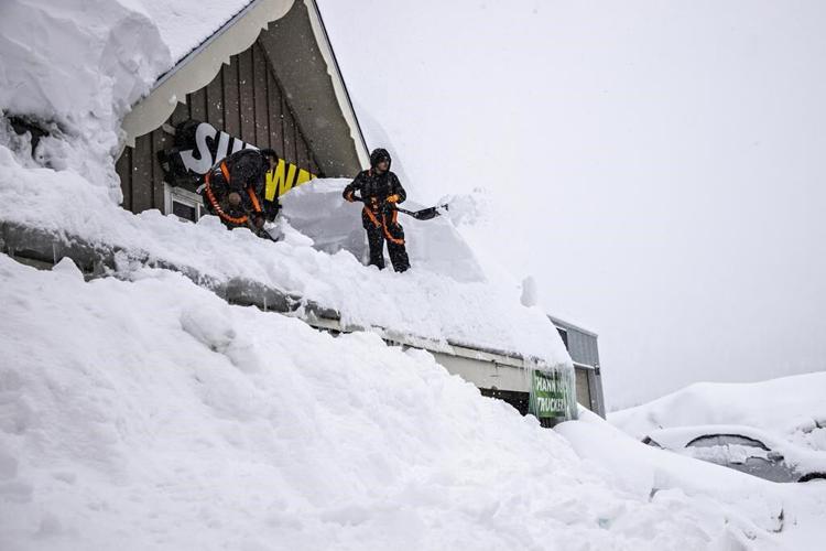 Storm breaches California river's levee, thousands evacuate