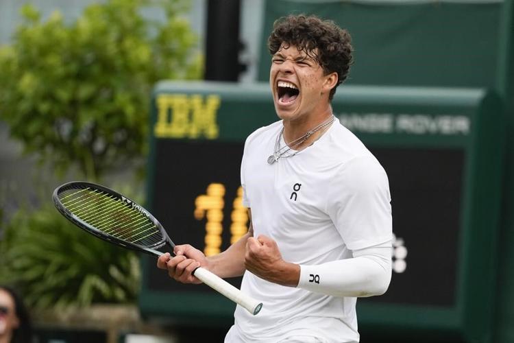 Novak Djokovic grinds out a victory over wild card Jacob Fearnley at Wimbledon